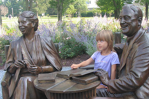 Eleanor and Franklin Roosevelt statues with a junior ranger